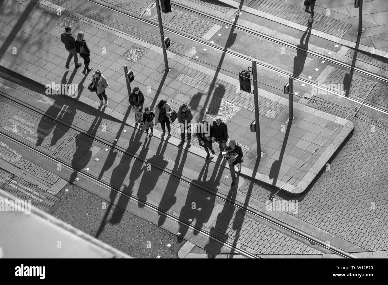 Menschen überqueren die Straße am späten Nachmittag Edinburgh Schottland Stockfoto