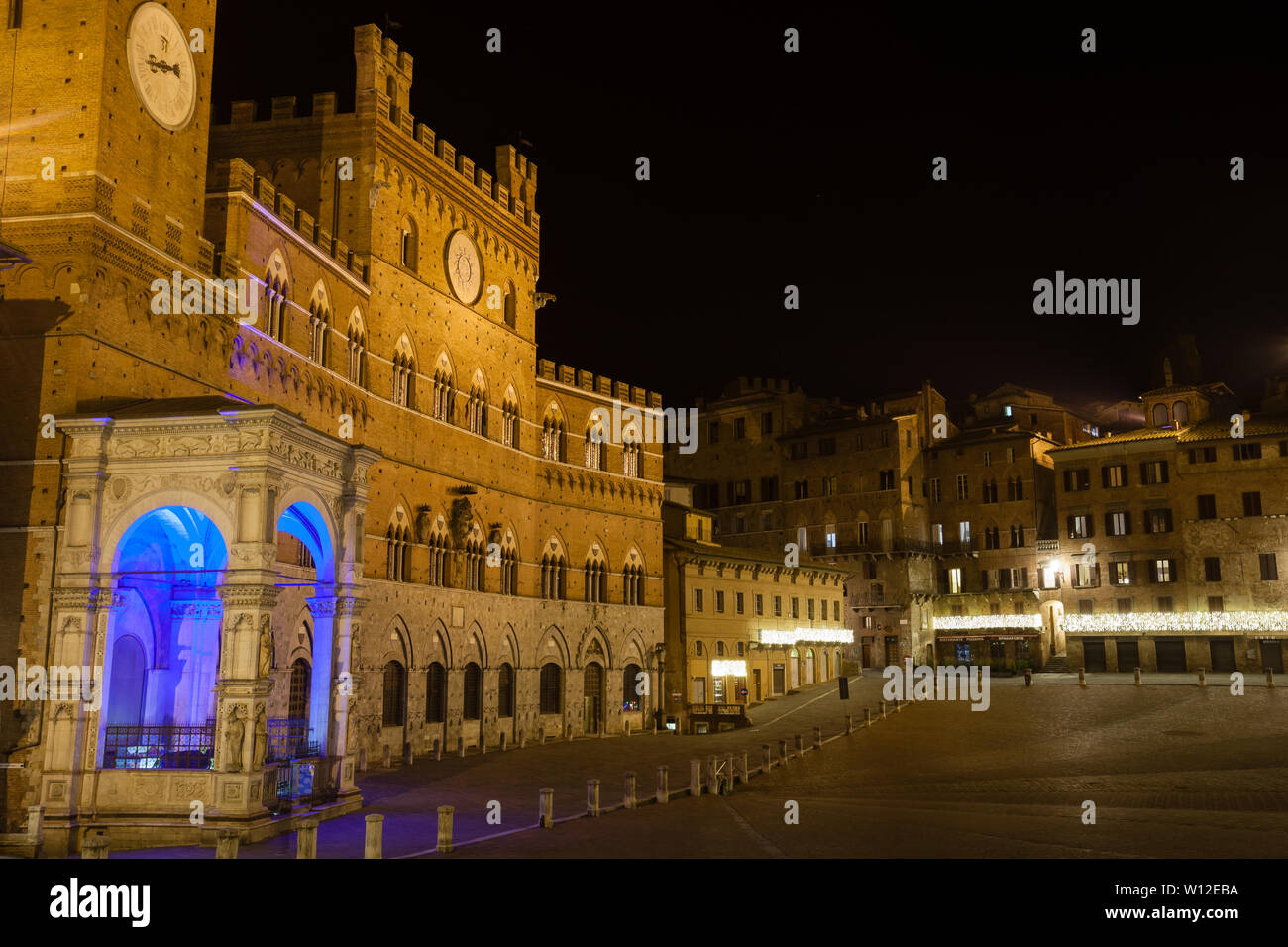 Nachtansicht des Campo Platz (Piazza del Campo), Siena, Palazzo Pubblico und Mangia-Turm (Torre del Mangia) in Siena, Toskana, Italien. Stockfoto