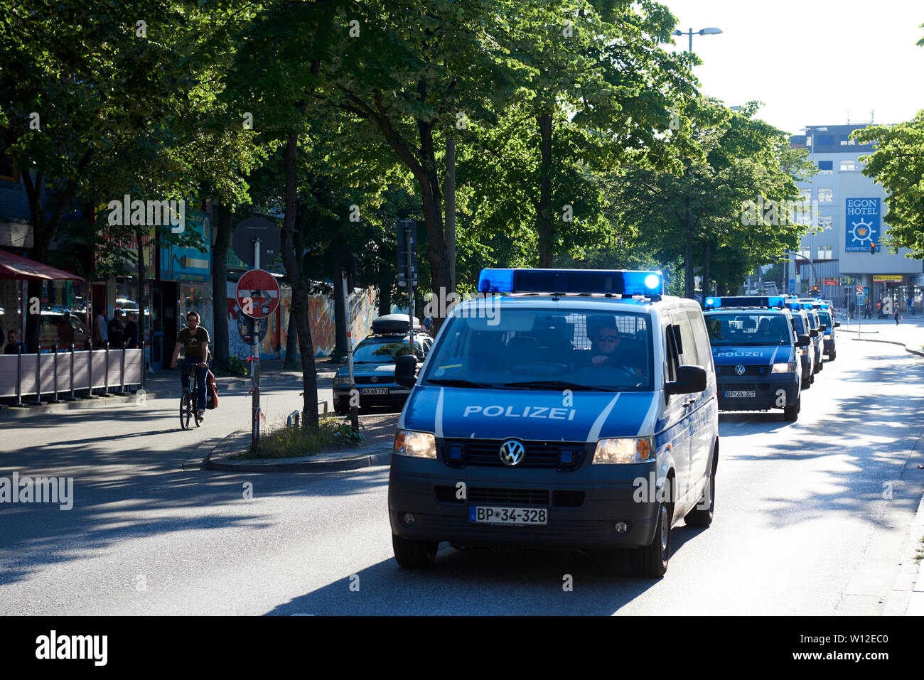 2017 G20-Gipfel in Hamburg war die zwölfte Tagung der Gruppe der Zwanzig (G20), die am 7. - 8. Juli 2017, bei der Hamburg Messe, in der Stadt von Hamburg, Deutschland. Die G20-Gipfel war der Schwerpunkt der deutschen Linken Propaganda in 2017. Mehr als 320 Polizisten wurden bei den Unruhen verletzt. Innenminister Horst Seehofer kritisierte besonders, dass Fotos von der Polizei während der Gipfel in der ganz linken Netzwerke verteilt waren. Der 1135 - gewalttätige Vorfälle in diesem Jahr in Deutschland 832 trat während des Gipfels. Stockfoto
