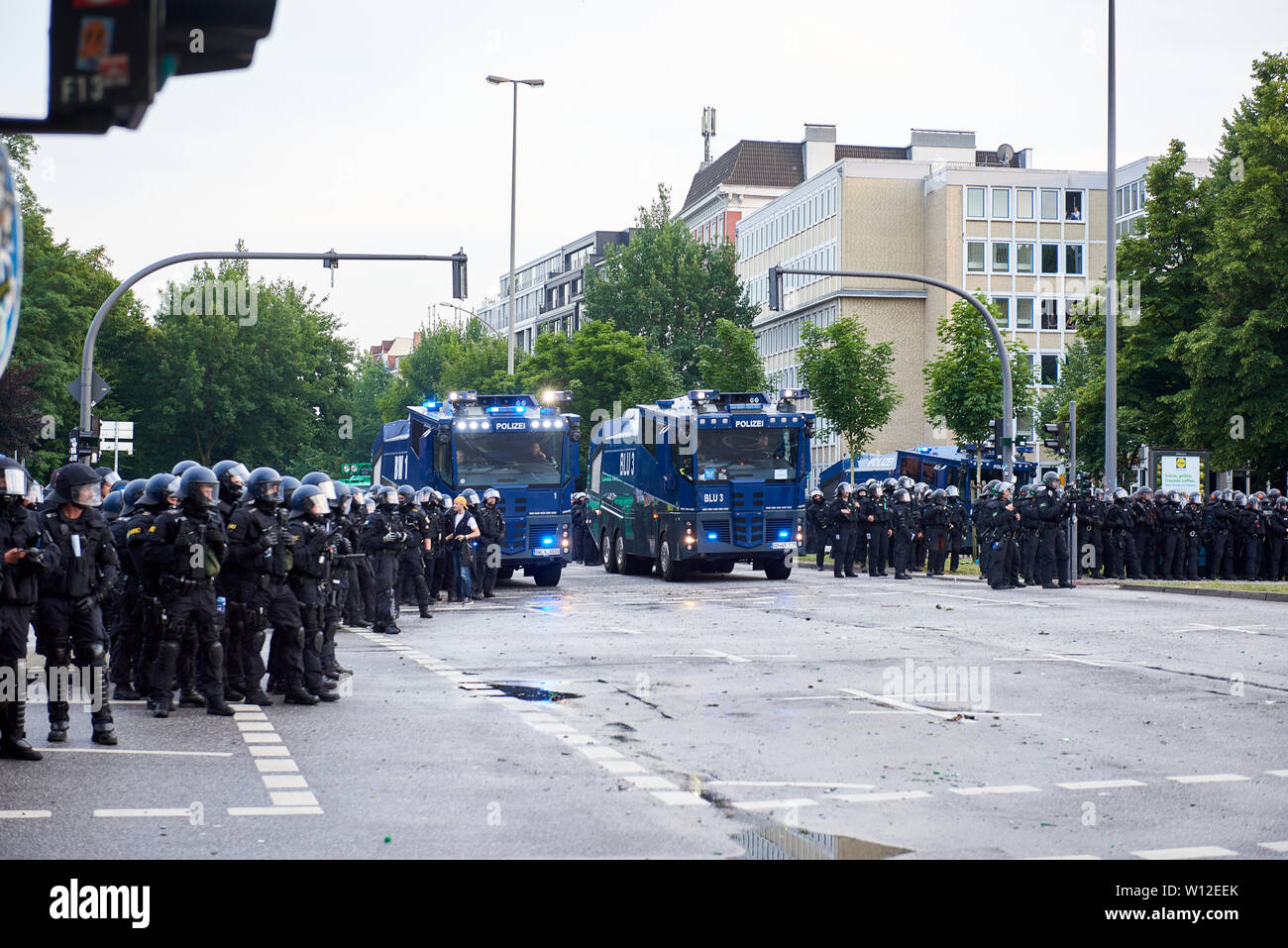 2017 G20-Gipfel in Hamburg war die zwölfte Tagung der Gruppe der Zwanzig (G20), die am 7. - 8. Juli 2017, bei der Hamburg Messe, in der Stadt von Hamburg, Deutschland. Die G20-Gipfel war der Schwerpunkt der deutschen Linken Propaganda in 2017. Mehr als 320 Polizisten wurden bei den Unruhen verletzt. Innenminister Horst Seehofer kritisierte besonders, dass Fotos von der Polizei während der Gipfel in der ganz linken Netzwerke verteilt waren. Der 1135 - gewalttätige Vorfälle in diesem Jahr in Deutschland 832 trat während des Gipfels. Stockfoto