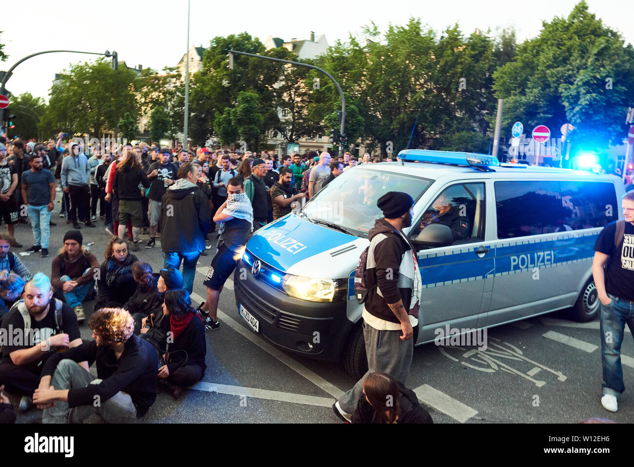 2017 G20-Gipfel in Hamburg war die zwölfte Tagung der Gruppe der Zwanzig (G20), die am 7. - 8. Juli 2017, bei der Hamburg Messe, in der Stadt von Hamburg, Deutschland. Die G20-Gipfel war der Schwerpunkt der deutschen Linken Propaganda in 2017. Mehr als 320 Polizisten wurden bei den Unruhen verletzt. Innenminister Horst Seehofer kritisierte besonders, dass Fotos von der Polizei während der Gipfel in der ganz linken Netzwerke verteilt waren. Der 1135 - gewalttätige Vorfälle in diesem Jahr in Deutschland 832 trat während des Gipfels. Stockfoto