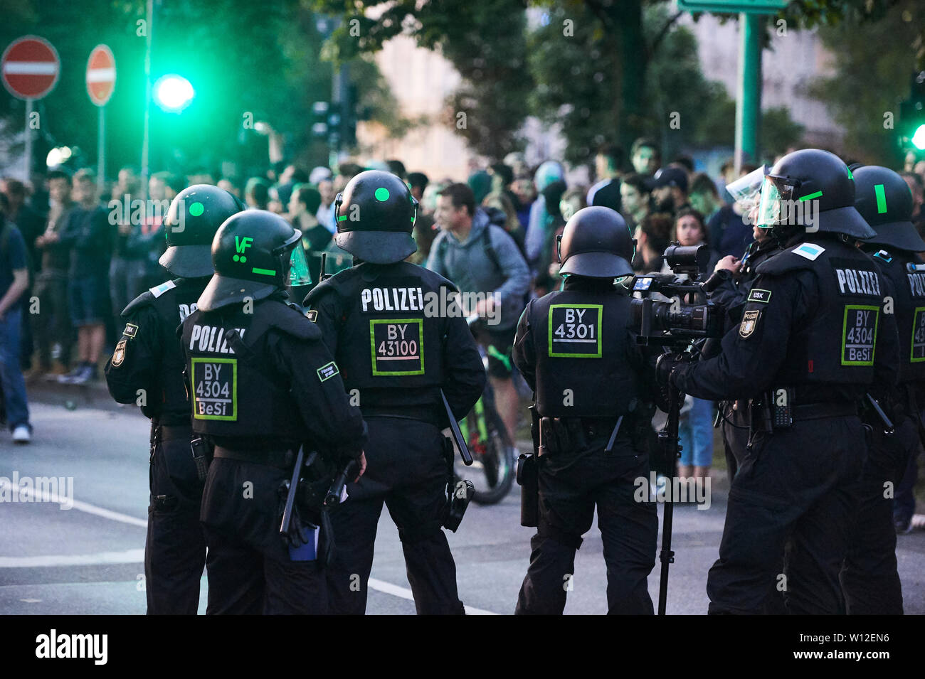 2017 G20-Gipfel in Hamburg war die zwölfte Tagung der Gruppe der Zwanzig (G20), die am 7. - 8. Juli 2017, bei der Hamburg Messe, in der Stadt von Hamburg, Deutschland. Die G20-Gipfel war der Schwerpunkt der deutschen Linken Propaganda in 2017. Mehr als 320 Polizisten wurden bei den Unruhen verletzt. Innenminister Horst Seehofer kritisierte besonders, dass Fotos von der Polizei während der Gipfel in der ganz linken Netzwerke verteilt waren. Der 1135 - gewalttätige Vorfälle in diesem Jahr in Deutschland 832 trat während des Gipfels. Stockfoto