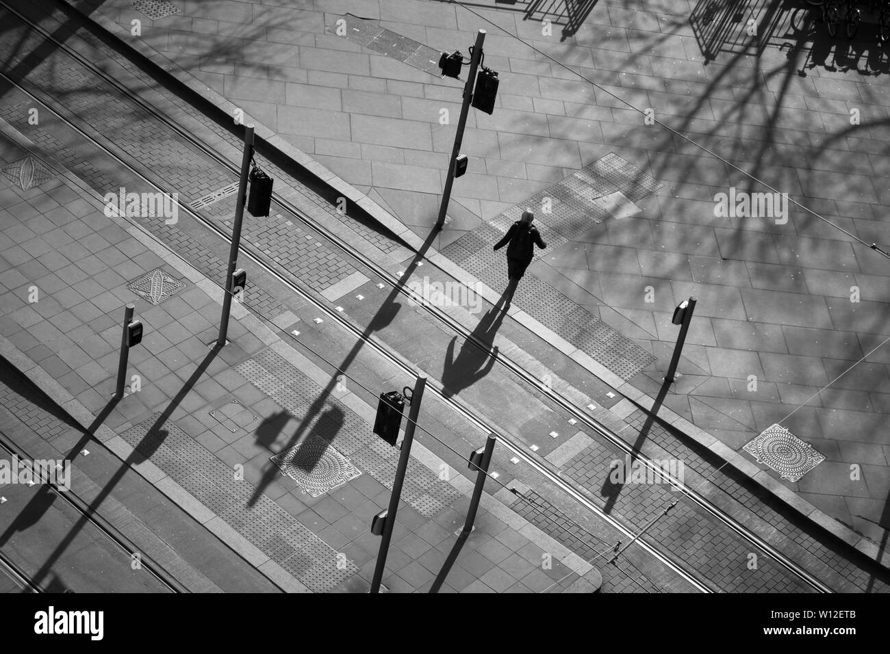 Menschen überqueren die Straße am späten Nachmittag Edinburgh Schottland Stockfoto