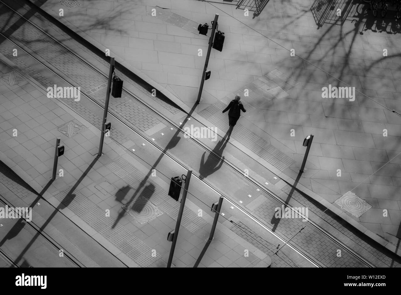Menschen überqueren die Straße am späten Nachmittag Edinburgh Schottland Stockfoto