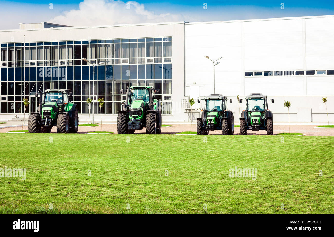 Neue Traktoren werden neben dem Handel Pavillon zum Verkauf in Kiew, Ukraine Stockfoto