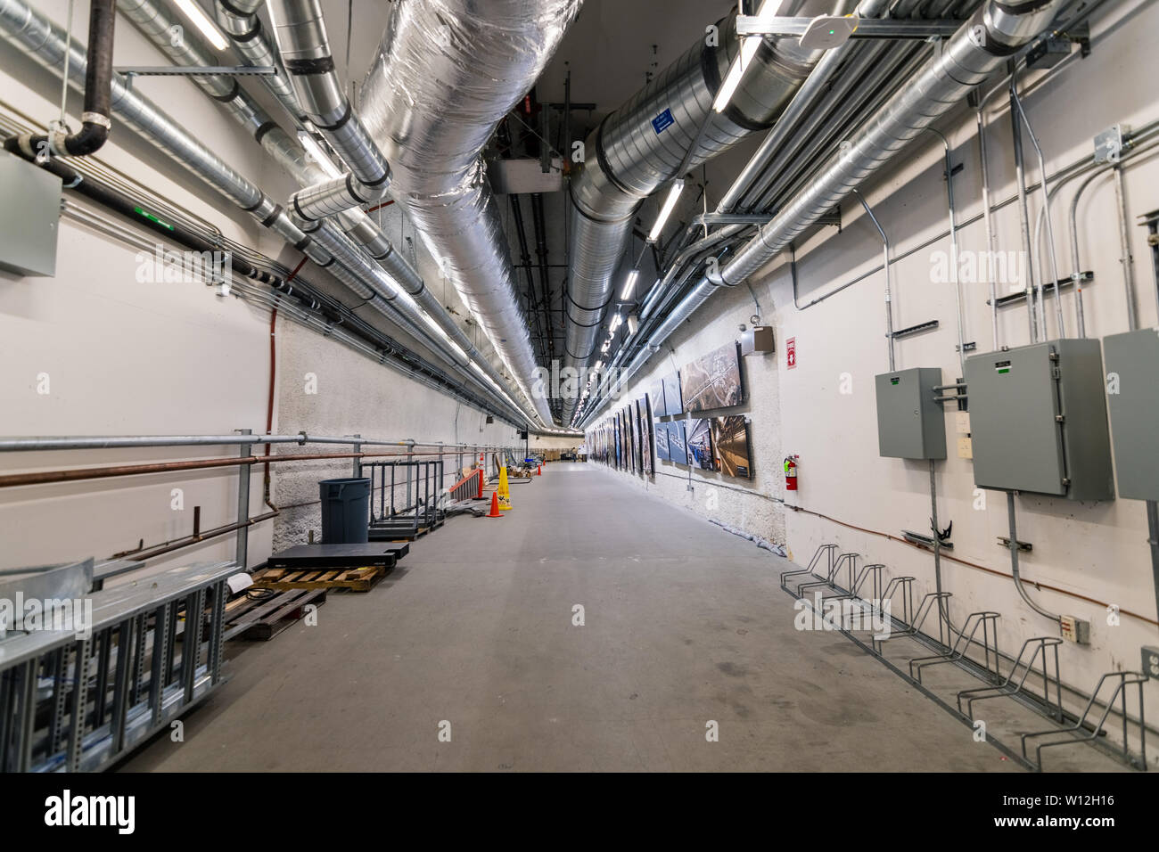 Juni 21, 2019 Menlo Park/CA/USA - Korridor absteigend, um den Strahl auf der Linac Coherent Light Source/weit Experimentierhalle; SLAC National Stockfoto