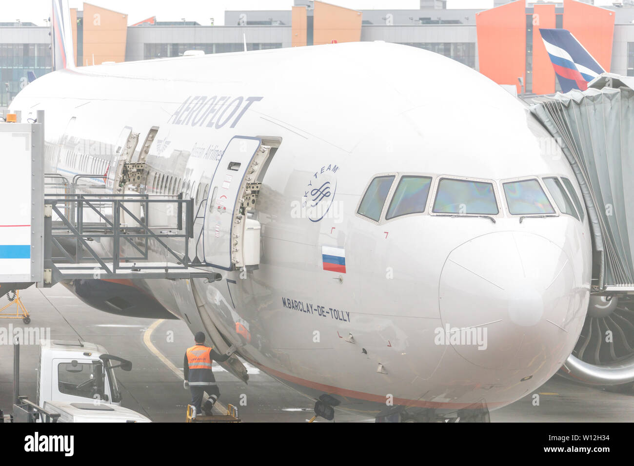 Moskau, Russland - 09 Mai 2019: Tag am Flughafen Sheremetyevo beschäftigt. Vorbereitung des Flugzeuges vor dem Flug, Beladen Stockfoto