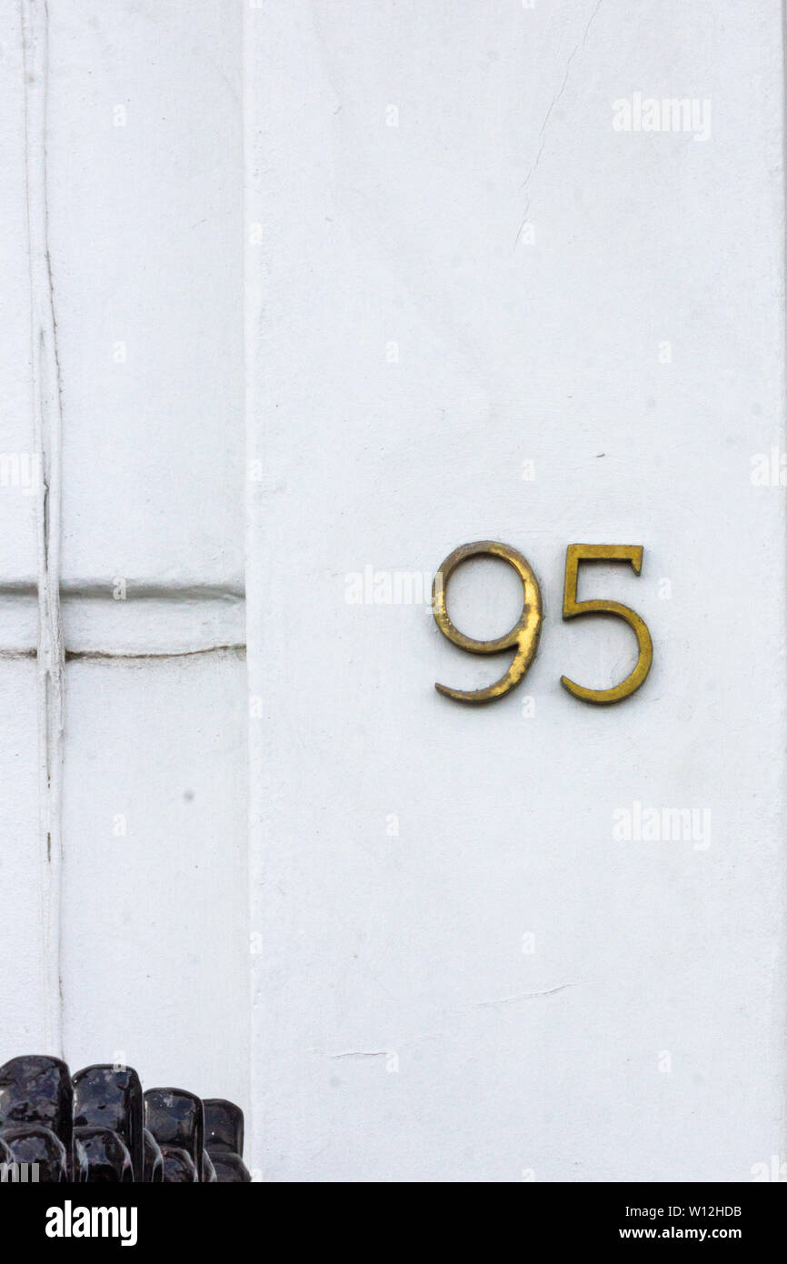 Haus Nummer 95 mit dem 95 in Bronze Stockfoto