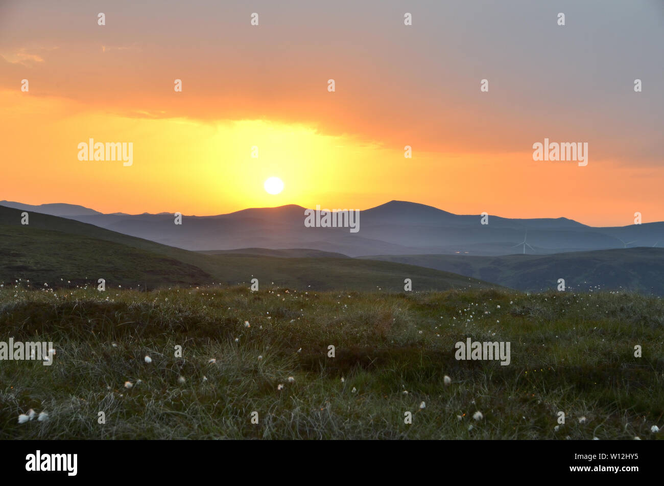 Bis spät in die Nacht Sommer Sonnenuntergang um 10:15 Uhr über die Berge von Ben Armine in Sutherland, in der nördlichen schottischen Highlands, Großbritannien. Stockfoto