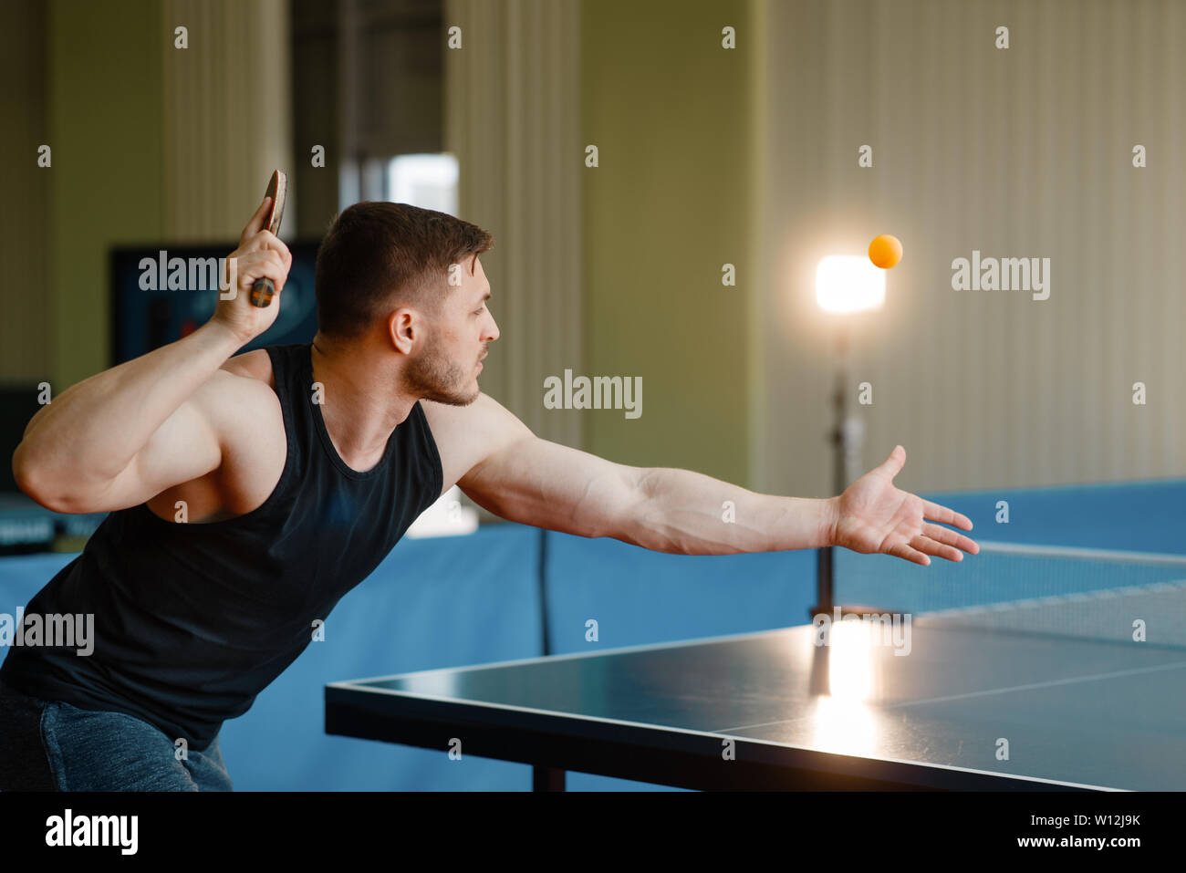 Mann mit Ping pong Schläger, den Ball in Aktion Stockfoto