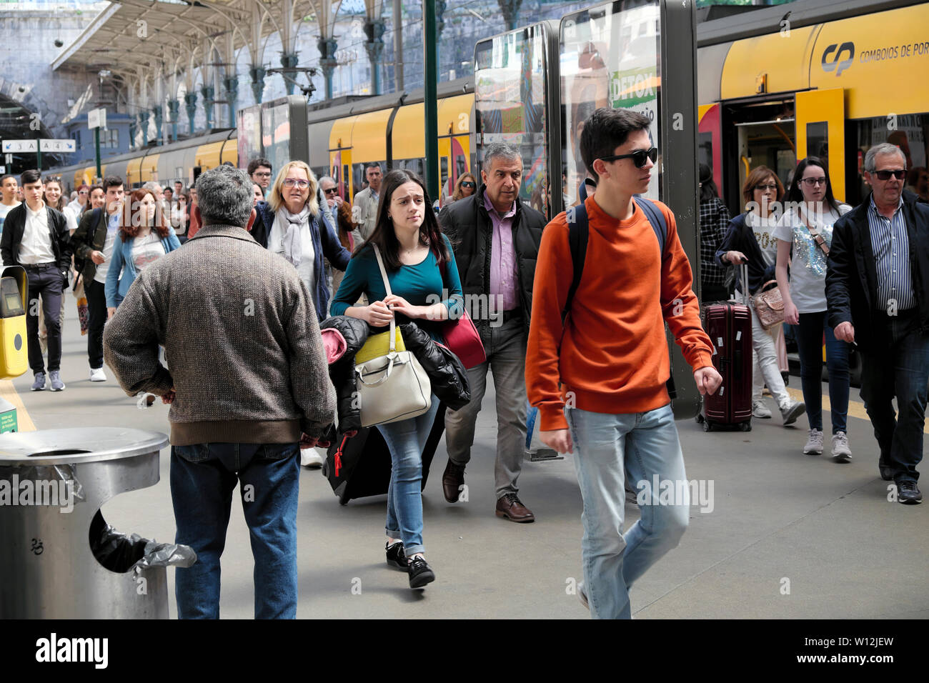 Passagiere Pendler Touristen Menschen gehen entlang Sao Bento Bahnsteig nach dem Aussteigen aus einem Zug in Porto Porto Porto Portugal Europa KATHY DEWITT Stockfoto