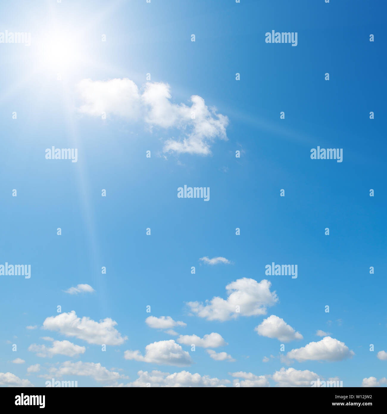Helle Sonne am blauen Himmel Stockfoto
