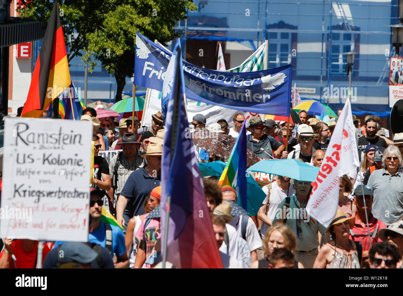 Ramstein, Deutschland. 29. Juni 2019. Die demonstranten März durch Ramstein. ein paar tausend Friedensaktivisten aus dem Stopp der Air Base Ramstein Kampagne protestierte außerhalb der US-Airbase in Ramstein. Der Protest war das Ende der diesjährigen Aktionswoche gegen die Airbase. Im Mittelpunkt der Veranstaltungen in diesem Jahr war die angebliche Beteiligung der Airbase in die drone Kriegsführung der US Air Force im Nahen Osten und in Afrika und Anruf Ramstein nicht für einen künftigen Krieg mit dem Iran. Stockfoto