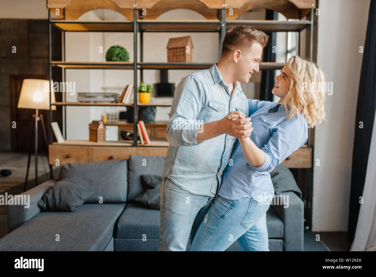 Junge Liebe Paar tanzen zu Hause, romantisches Abendessen Stockfoto