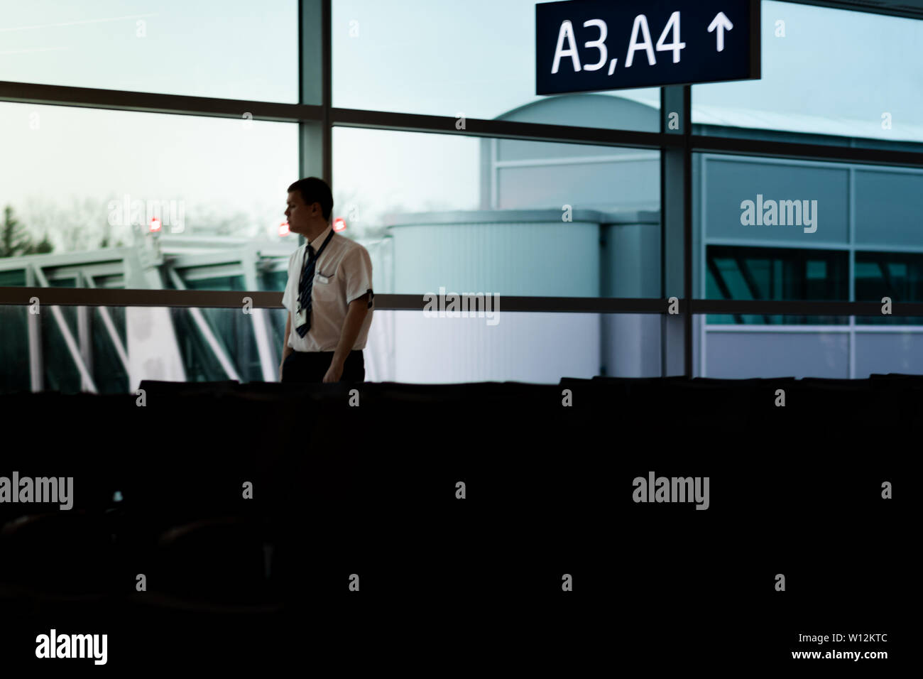 Prag, tschechische Republik - 12 April 2019: Mitarbeiter des Flughafens Spaziergang durch die abflughalle am Prager Flughafen Stockfoto