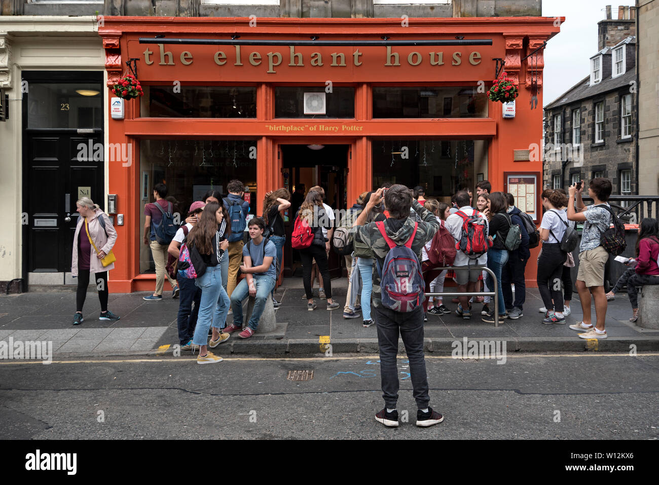 Ein Besuch der Schule Gruppe hält vor dem Elefantenhaus, die behauptet, die "Wiege der Harry Potter' auf George IV Bridge, Edinburgh, Schottland zu sein Stockfoto