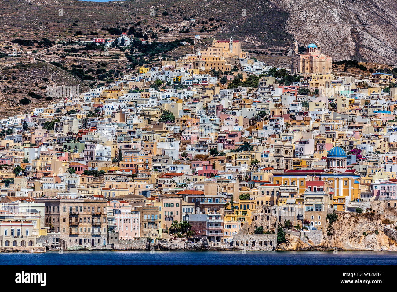 Ermoupolis Town, der Hauptstadt der Insel Syros. Auf der Rückseite gibt es Ano Syra. Die katholische Kathedrale ist auf der Oberseite des linken Hügel gesehen, der Orthodoxen auf der rechten Seite. Stockfoto