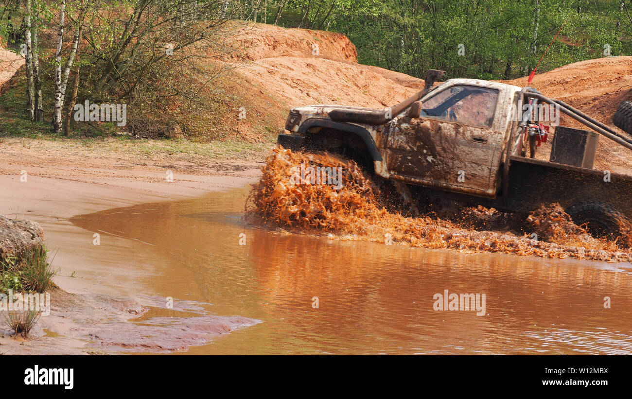 Toyota Hilux durch Wasser weg von der Straße Stockfoto