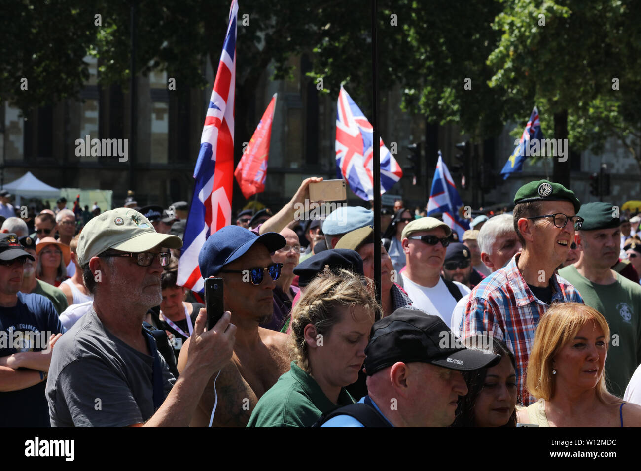 London, Großbritannien. 29. Juni 2019. Armee Veteranen aus dem ganzen Land erfassen am Parliament Square Aufmerksamkeit zu mehreren Problemen zu begegnen, wie die Strafverfolgung von Taten angeblich während des aktiven Dienstes begangen zu ziehen, keine Hilfe mit psychischen Problemen wie Posttraumatische Belastungsstörung (PTSD), Isolation und Einsamkeit bei Verlassen der Armee, und eine wachsende Zahl von Selbstmorden von ex-Service Männer und Frauen. Sie fühlen sich von denjenigen, die sie in Konflikt geschickt aufgegeben. Credit: Joe Kuis/Alamy Nachrichten Stockfoto