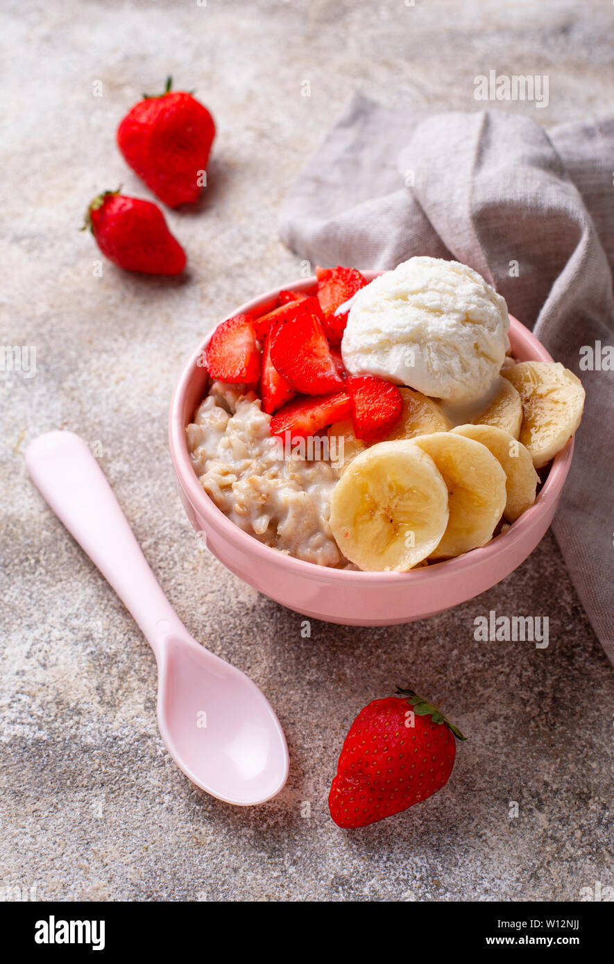 Haferflocken mit Erdbeer, Banane und Eis Stockfoto