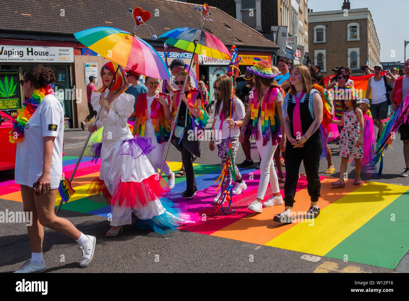 London, Großbritannien. 29. Juni 2019. Wald Gayte Stolz Gemeinschaft in East London feiern 50 Jahre seit der Stonewall Riots der Beginn der Moderne LGBT + Bewegung mit einer Parade der Verfechter der Freiheit, Offenheit und Queer Kultur in Forest Gate gekennzeichnet. Dies war der dritte jährliche Wald Gayte Stolz und endete im woodgrange Stolz Marktplatz, wo Newham Bürgermeister Rokhsana Fiaz, der Teil im März übernommen hatte, sprach. Peter Marshall / alamy Leben Nachrichten Stockfoto