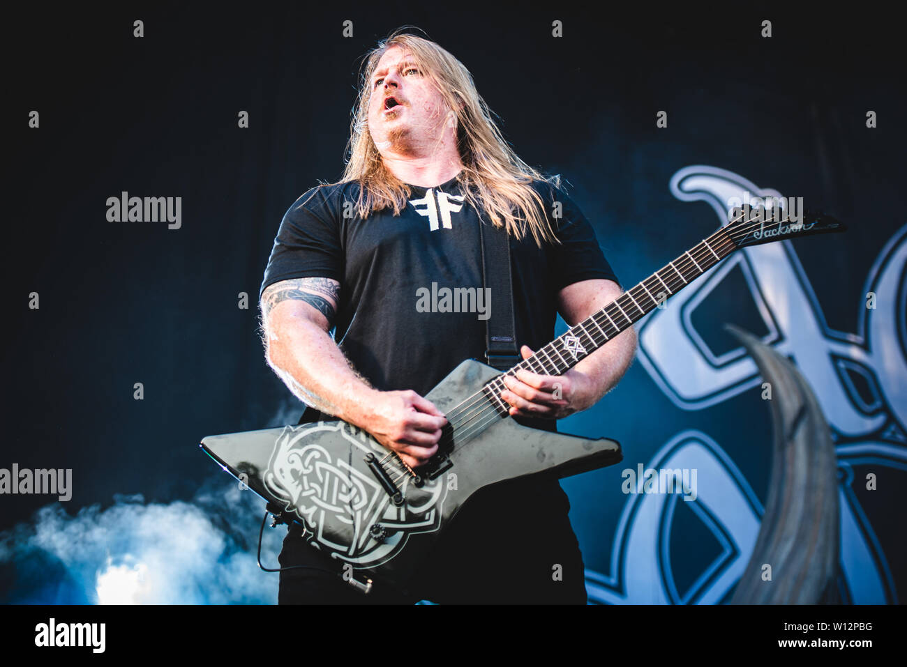 Olavi Mikkonen, Gitarrist der schwedischen Melodic Death Metal Band Amon Amarth, die live auf der Bühne in Bologna, auf der Bologna Sonic Park 2019 fir Stockfoto