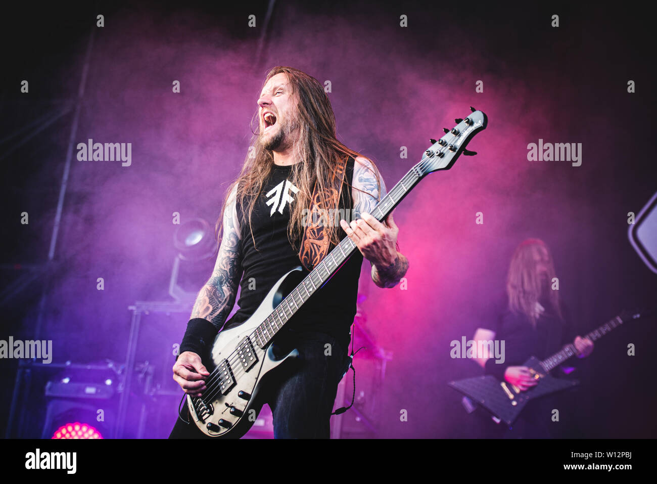 Ted Lundstrom, Bassist der schwedischen Melodic Death Metal Band Amon Amarth, die live auf der Bühne in Bologna, auf der Bologna Sonic Park 2019 erste Stockfoto