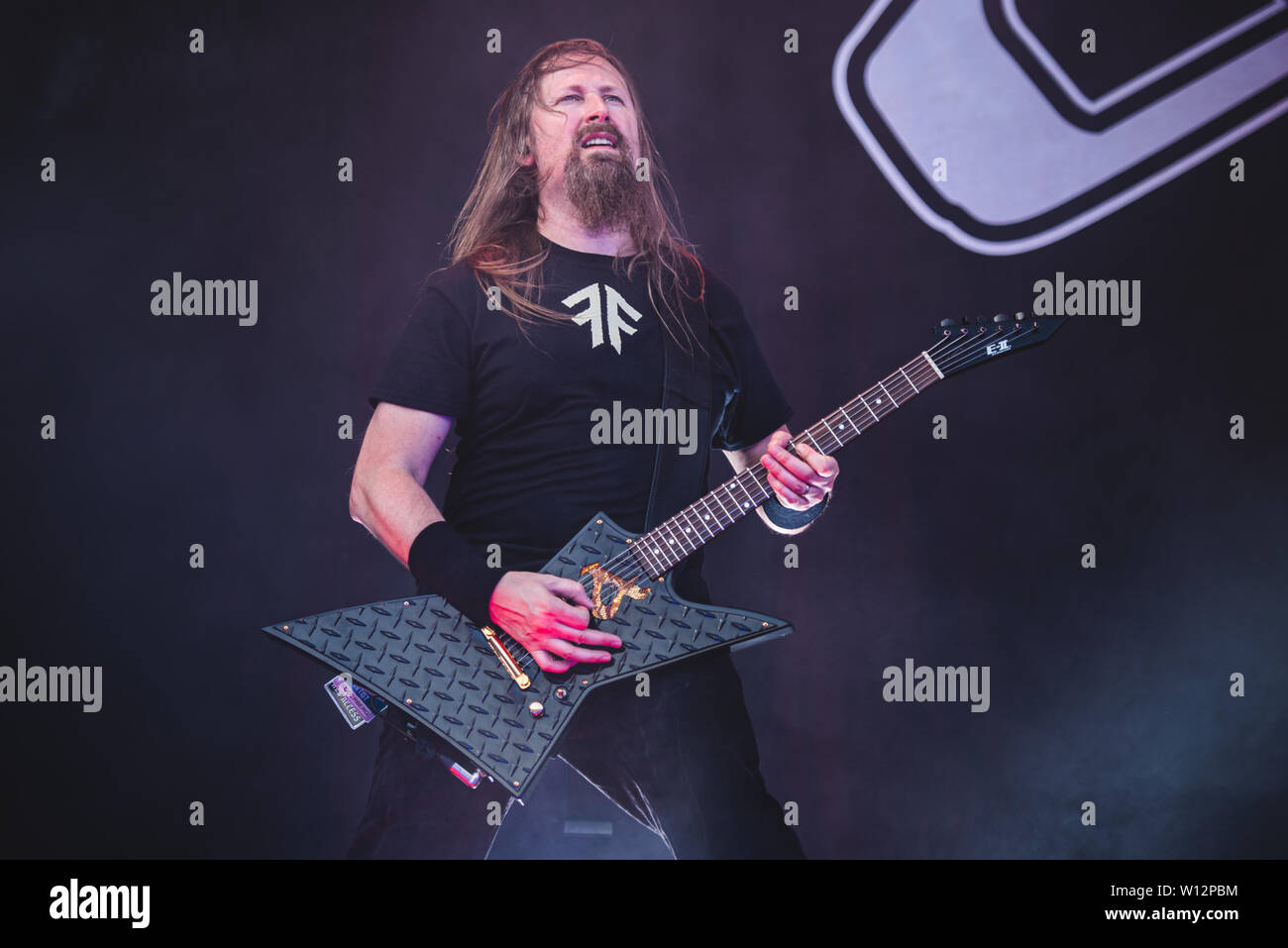 Johan Soderberg, Gitarrist der schwedischen Melodic Death Metal Band Amon Amarth, die live auf der Bühne in Bologna, auf der Bologna Sonic Park 2019 f Stockfoto