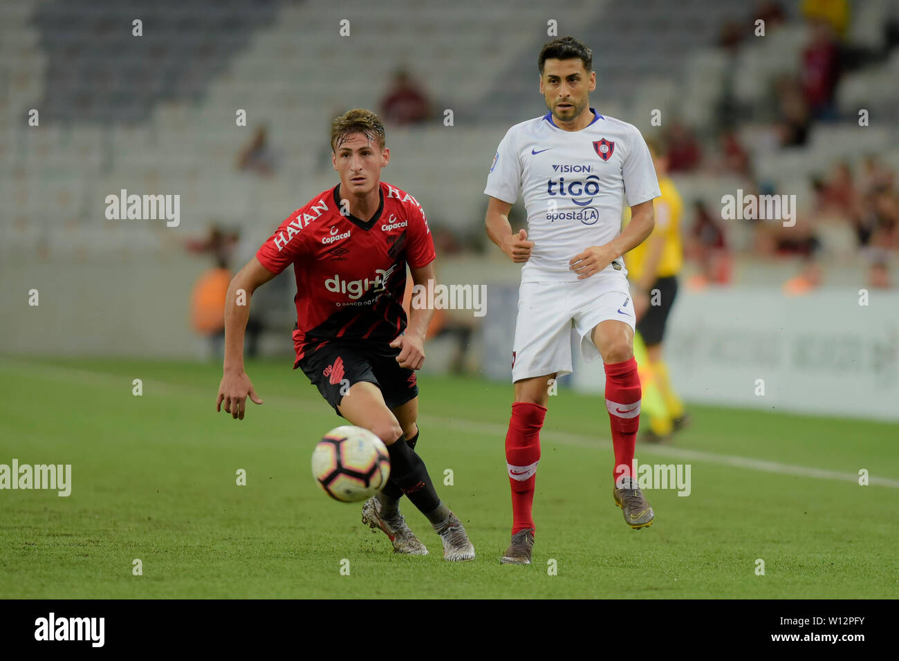 Curitiba, Brasilien. 29 Juni, 2019. Braian Romero und Federico Carrizo bei einem Freundschaftsspiel zwischen Atlético und Cerro Porteño. Arena der Baixada. Curitiba, PR. Credit: Reinaldo Reginato/FotoArena/Alamy leben Nachrichten Stockfoto