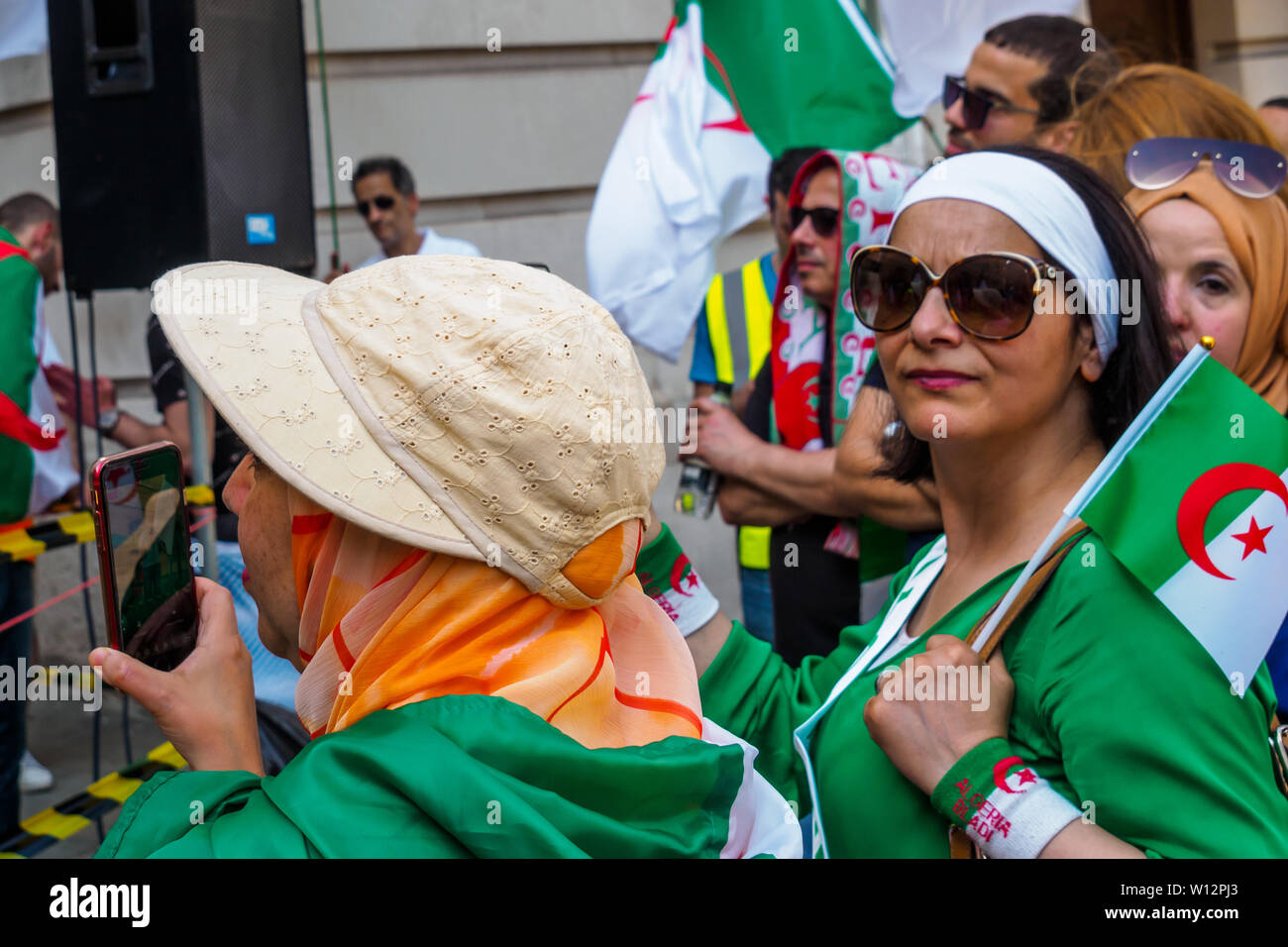 London, Großbritannien. 29. Juni 2019. Algerier Kundgebung an der algerischen Botschaft nach durch London zu marschieren. Gestern war der 19. Woche der friedlichen Demonstrationen in Algerien für echte Regimewechsel, die trotz der Rücktritt von Präsident Bouteflika am 2. April fortgesetzt haben. Die Wahlen für einen Nachfolger wurden verschoben. Mehrere Demonstranten hielten die Fahnen der marginalisierten Berber Gemeinschaft, bei denen die Proteste in Algerien verboten sind. Peter Marshall / alamy Leben Nachrichten Stockfoto