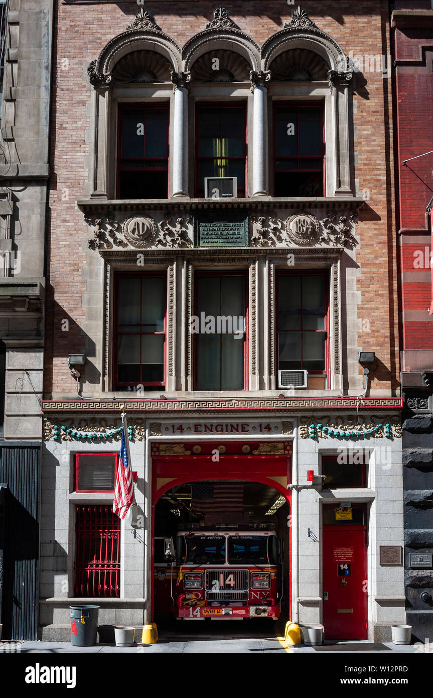 New York City, USA - Juni 7, 2010: Die Fassade der Motor 14 Fire Station mit einem Löschfahrzeug auf der Garage, in New York City. Stockfoto