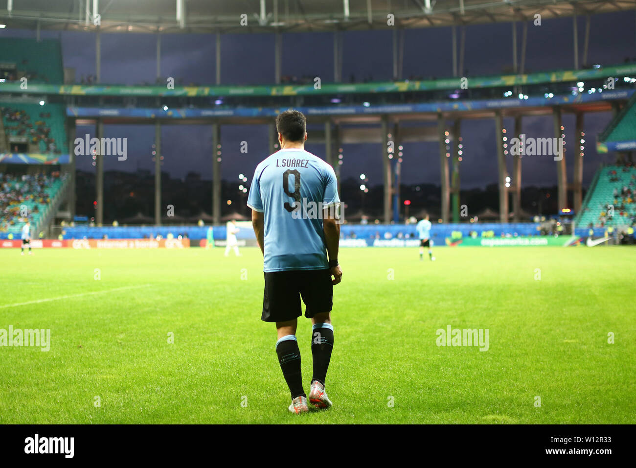 Salvador, Brasilien. 29 Juni, 2019. 29 Juni, 2019, Arena Fonte Nova Stadium, Salvador, Brasilien; Copa America Internationales Fußballturnier, Peru und Uruguay; Luis Suárez von Uruguay niedergeschlagen nach Beseitigung nach dem Spiel Quelle: Aktion Plus Sport Bilder/Alamy leben Nachrichten Stockfoto