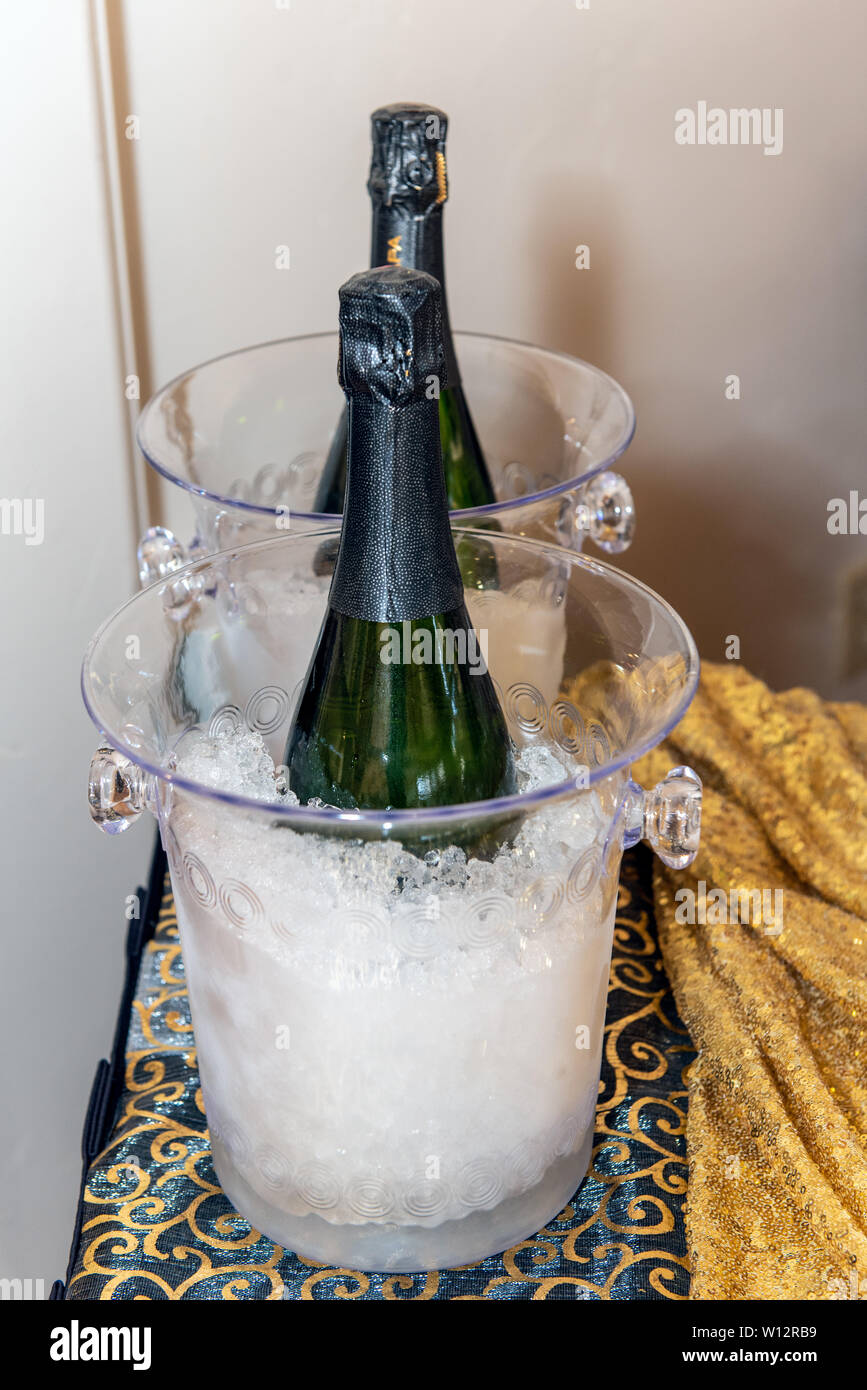 Champagner gekühlt über Eis in Glas Eimer, um zu helfen, die Partei beleben. Stockfoto