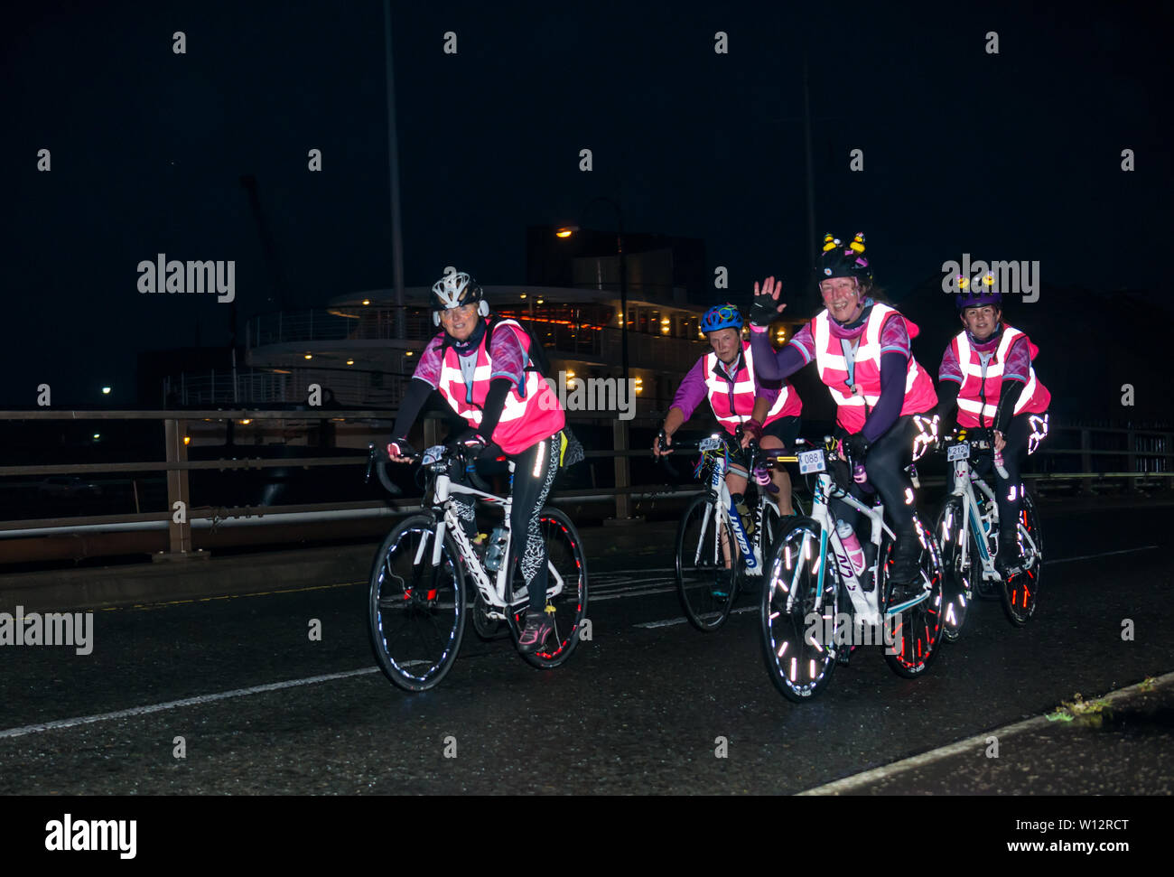 Radfahren In Der Nacht Stockfotos und -bilder Kaufen - Alamy