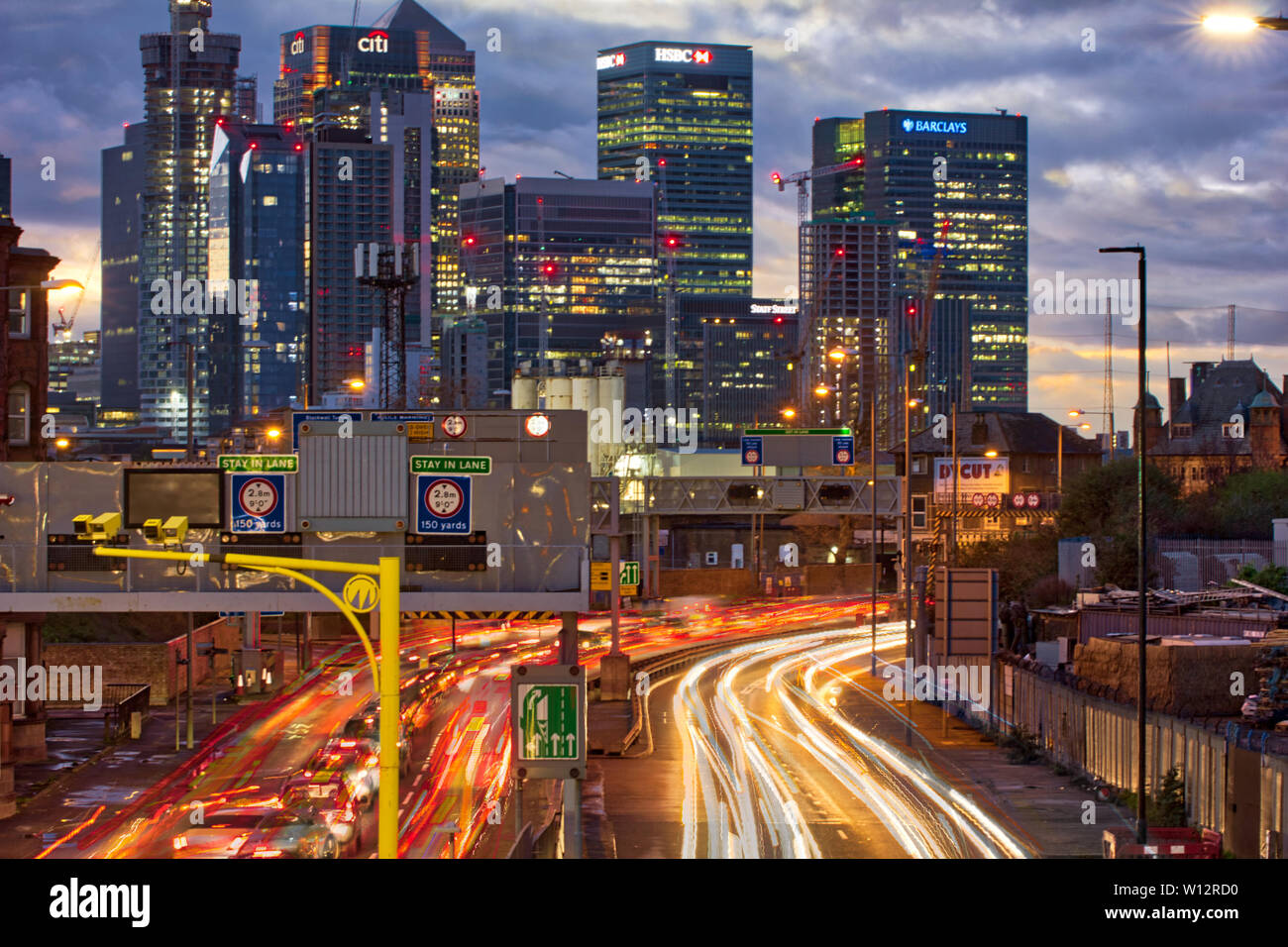 Abends Verkehr entlang der großen Arterien in das Hören von Financial Centre, London, England Stockfoto