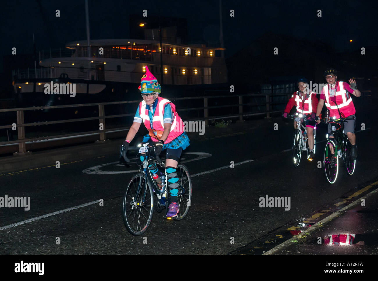 Leith, Edinburgh, Großbritannien. 29th. Juni 2019. In der ersten Veranstaltung überhaupt in Edinburgh, Schottland, Großbritannien, 29th Juni 2019. Ride the Night Cycling Event: Radsportlerinnen fahren 100km durch die Nacht für eine Women V Cancer Challenge, um Geld für Krebsorganisationen zu sammeln, während sie im Dunkeln durch Leith Docks fahren Stockfoto