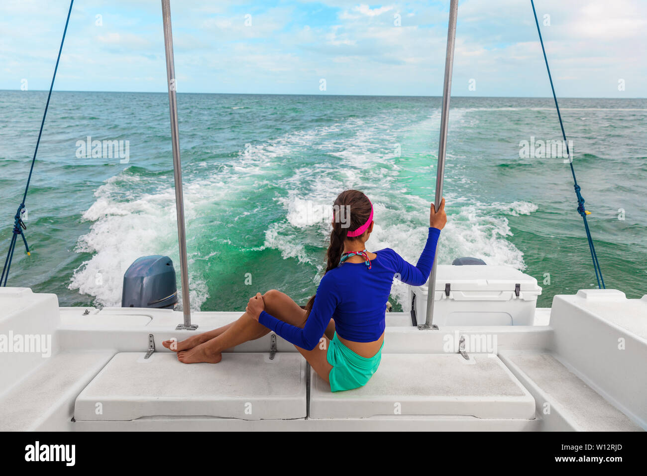 Reise Ausflug tour Frau touristische Relaxen auf Deck der Motorboot Katamaran, Florida, USA Sommerurlaub. Stockfoto