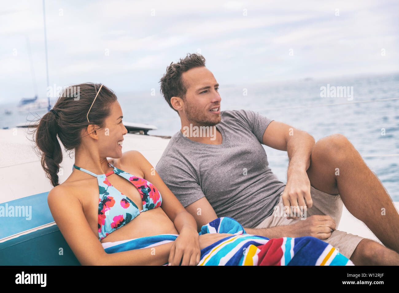 Yacht Yacht lifestyle Ehepaar miteinander reden auf Kreuzfahrtschiff in Hawaii Urlaub. Zwei Touristen Urlaub genießen Sommer Urlaub, Frau im Bikini. Stockfoto