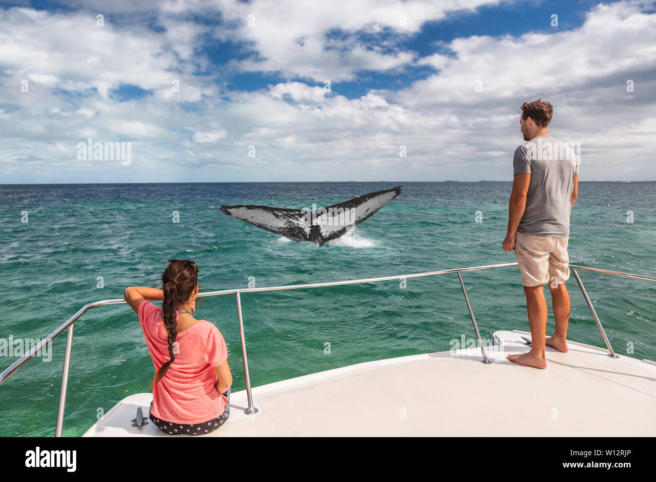 Whale Watching Boot Tour Touristen Menschen auf Schiff bei buckelwale Schwanz gegen Ocean in tropischen Ziel suchen, Sommer-Ferien. Paar auf Deck des Katamarans. Stockfoto