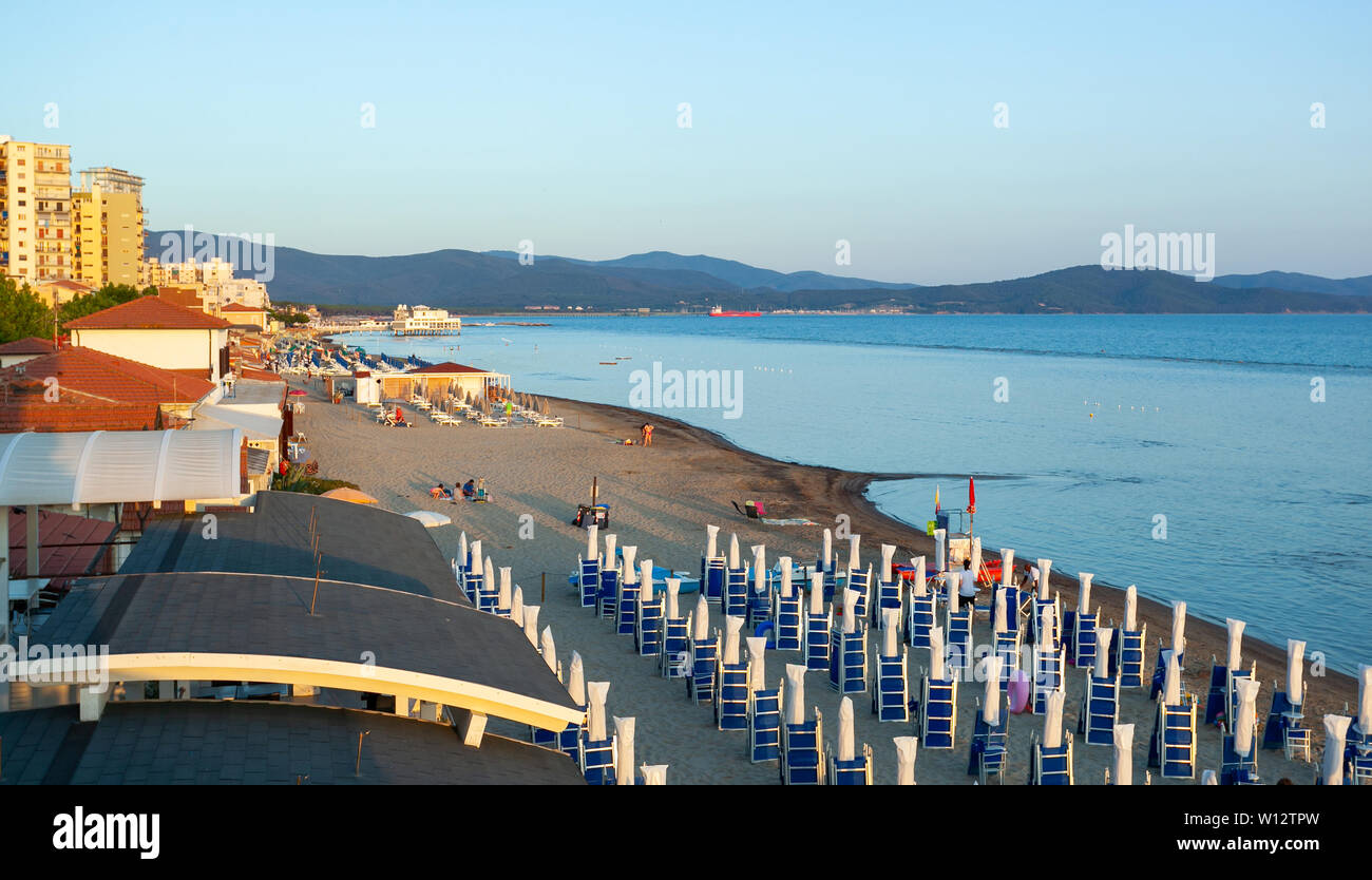 Follonica, Italien - 25. Juni 2019: Follonica ist eine Stadt der Provinz Grosseto in der italienischen Region Toskana. Es ist berühmt für seine goldenen Strand und Stockfoto