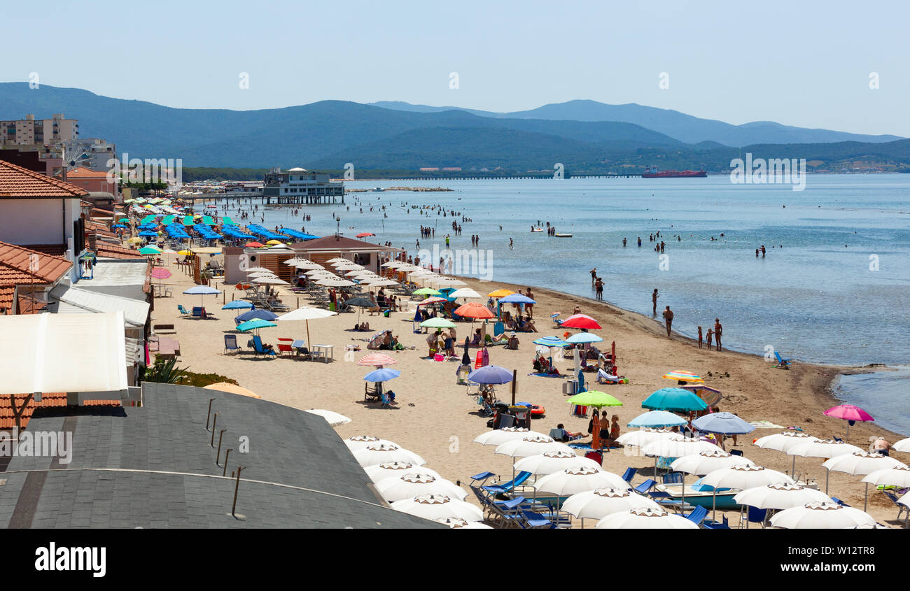 Follonica, Italien - 25. Juni 2019: Follonica ist eine Stadt der Provinz Grosseto in der italienischen Region Toskana. Es ist berühmt für seine goldenen Strand und Stockfoto