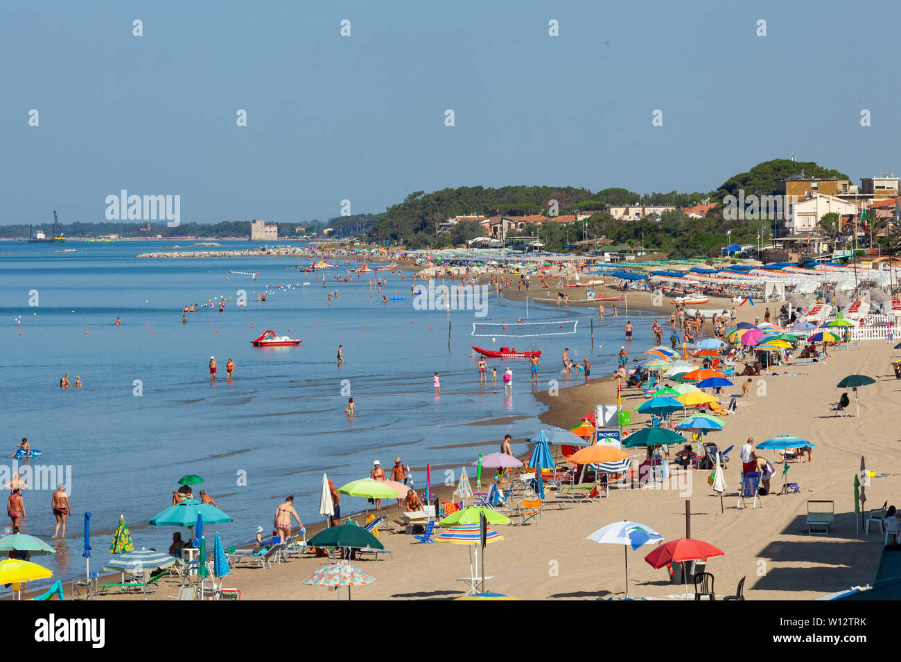 Follonica, Italien - 25. Juni 2019: Follonica ist eine Stadt der Provinz Grosseto in der italienischen Region Toskana. Es ist berühmt für seine goldenen Strand und Stockfoto