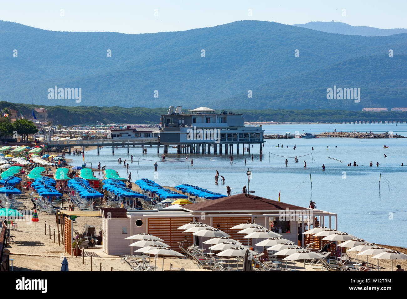 Follonica, Italien - 25. Juni 2019: Follonica ist eine Stadt der Provinz Grosseto in der italienischen Region Toskana. Es ist berühmt für seine goldenen Strand und Stockfoto