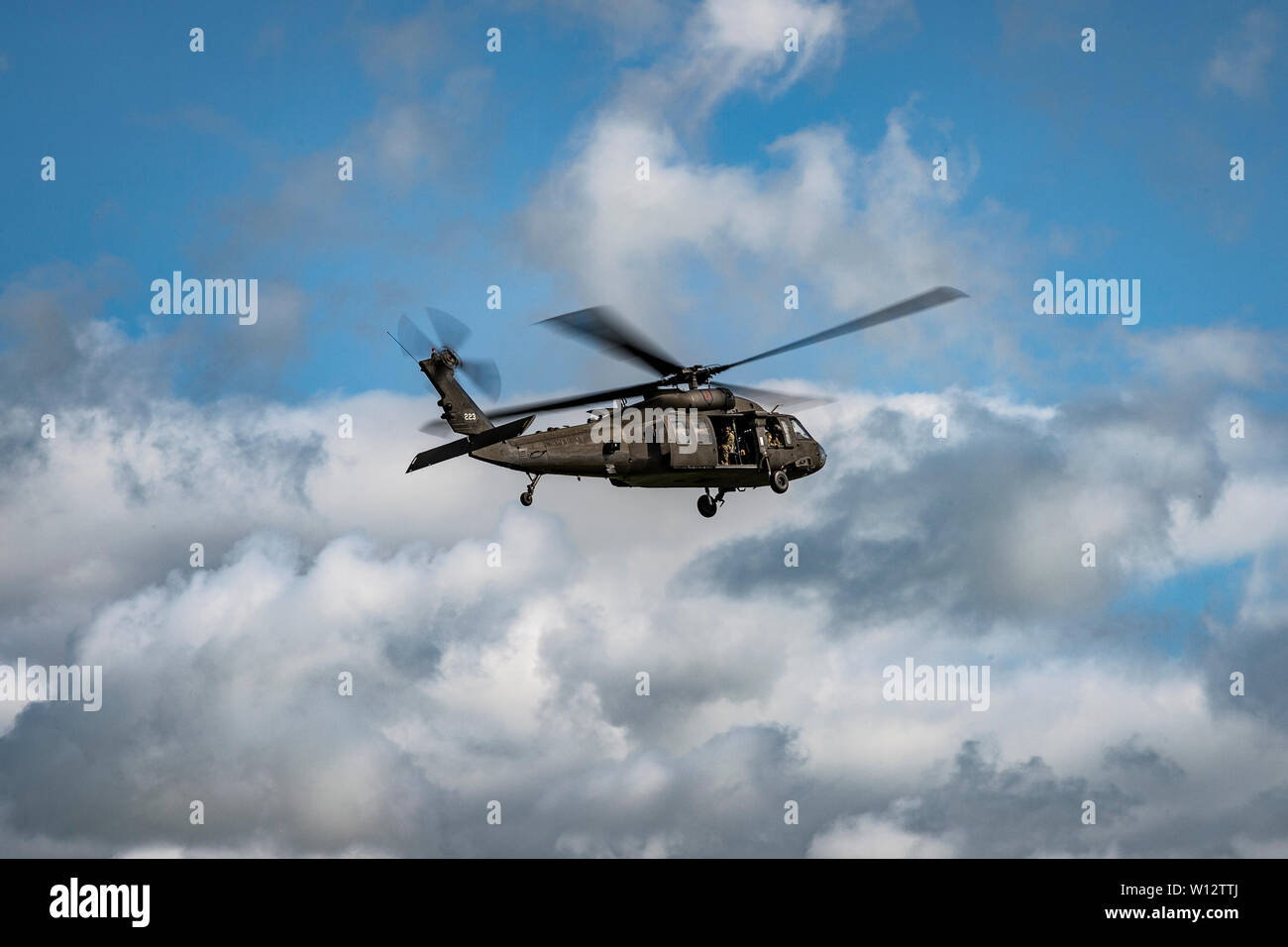 Ein U.S. Army UH-60 Black Hawk fliegt über ein Militärlager während das Gedenken an den D-Day 75, 3. Juni 2019, in Carentan, Frankreich. Ingenieure aus den 23d Bauingenieur Squadron besucht Normandie strukturelle Unterstützung für die Veranstaltung durch Reparatur und Brücken schwer zugängliche Bereiche an einem Fallschirm Drop Zone erreichen verwendet wurden, zur Verfügung zu stellen. Als Teil des Gedenkens, Fallschirmspringer über vom Verteidigungsministerium die gleiche springt ihre Vorgänger am D-Day. (U.S. Air Force Foto von Airman 1st Class Hayden Legg) Stockfoto