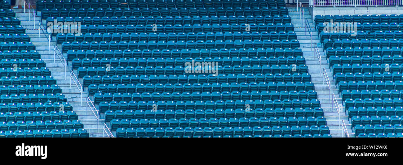 Zeilen von vielen grünen Sitze in einem Stadion Stockfoto