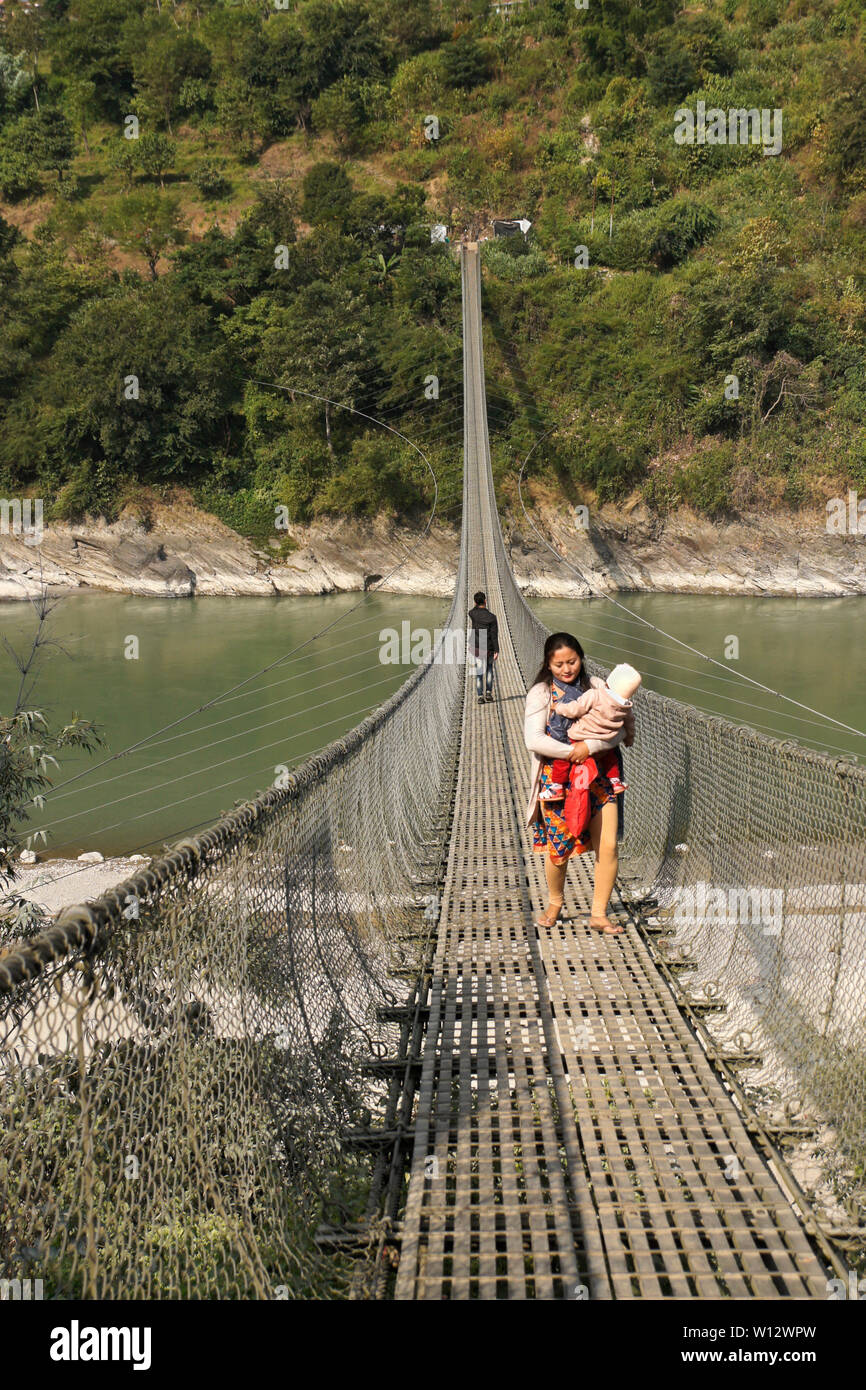 Suspension Fußgängerbrücke aus Narayanghat-Mugling Autobahn auf der südlichen Seite von Seti Gandaki River in der Nähe des Vorsitzes Resort, Chitwan Bezirk, Nepal Stockfoto