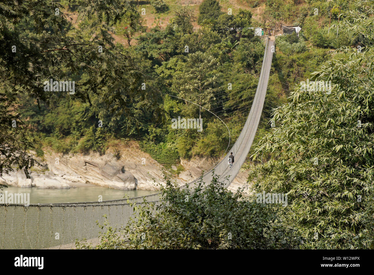 Suspension Fußgängerbrücke aus Narayanghat-Mugling Autobahn auf der südlichen Seite von Seti Gandaki River in der Nähe des Vorsitzes Resort, Chitwan Bezirk, Nepal Stockfoto