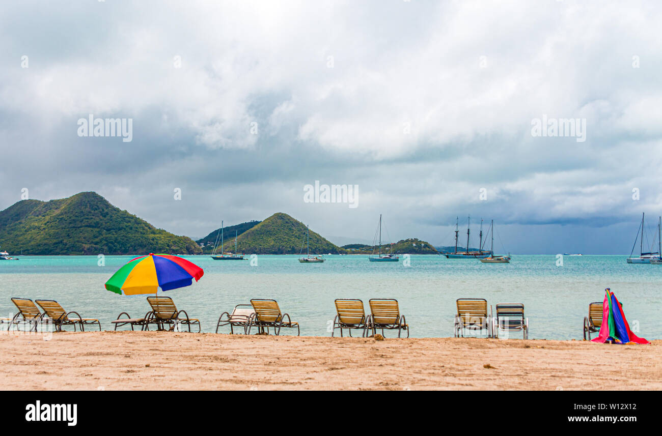 Sonnenschirme und Liegestühle am Strand auf St. Lucia Stockfoto