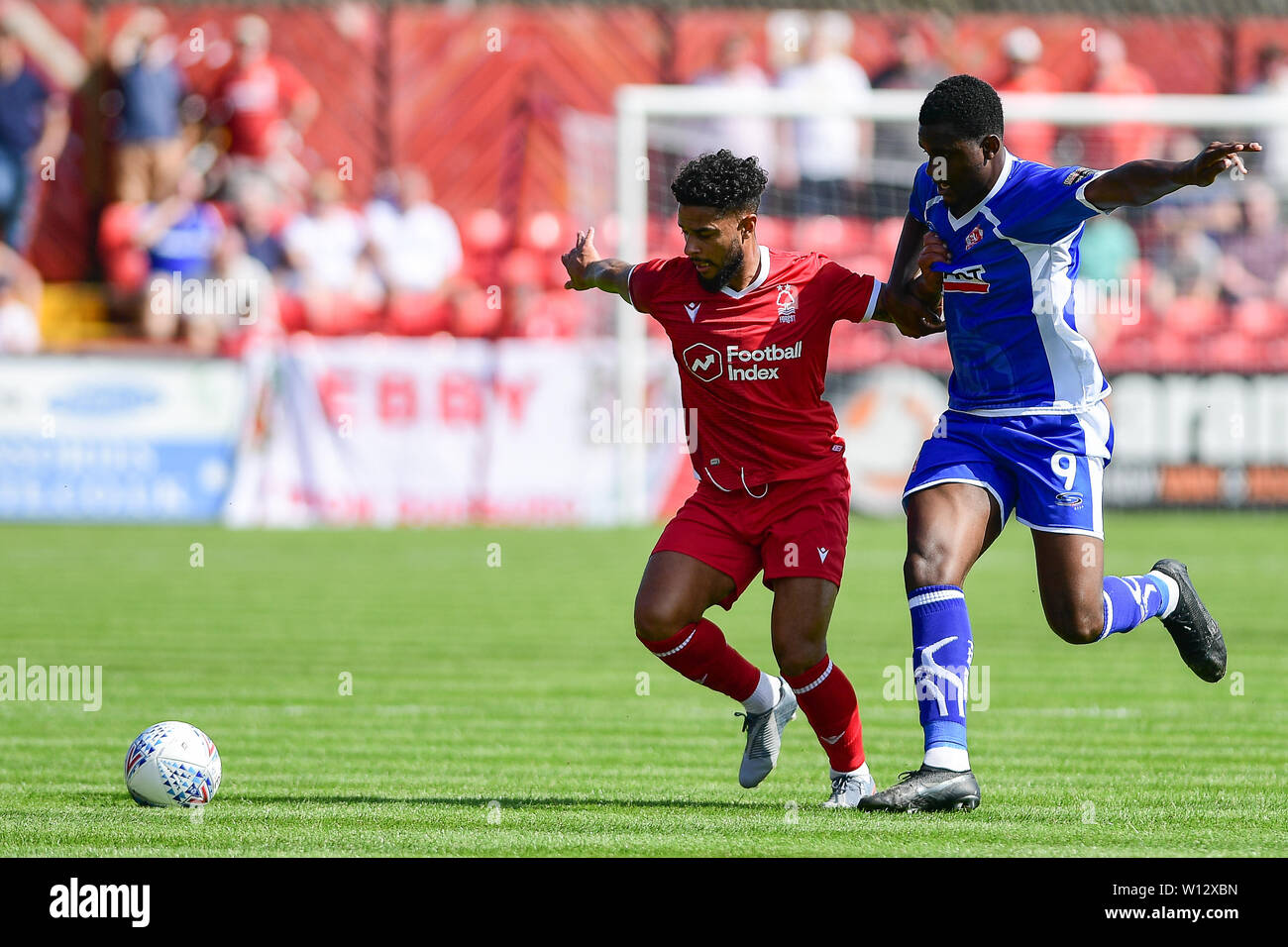 Liam Bridcutt von Nottingham Forest Schlachten mit Alreton triallist während der Vorsaison Freundschaftsspiel zwischen Alfreton Town und Nottingham Forest am North Street, Sutton-in-Ashfield am Samstag, den 29. Juni 2019. Stockfoto