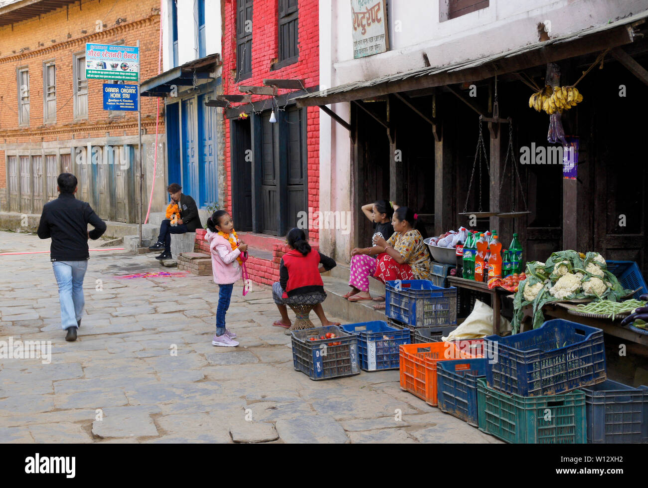 Unternehmen und Menschen auf alten Stone Street im historischen Newari Trading Post Stadt Bandipur, Tanahan Bezirk, Nepal Stockfoto